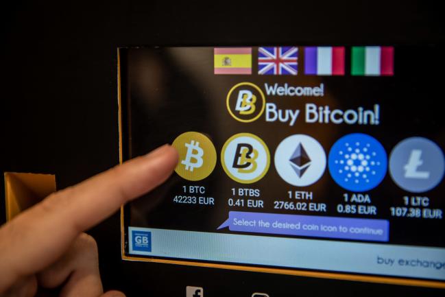 © Bloomberg. A customer selects Bitcoin for purchase on the screen of a cryptocurrency automated teller machine (ATM) in Barcelona, Spain, on Wednesday, March 9, 2022. Bitcoin dropped back below $40,000, erasing almost all the gains sparked by optimism about U.S. President Joe Biden’s executive order to put more focus on the crypto sector. Photographer: Angel Garcia/Bloomberg