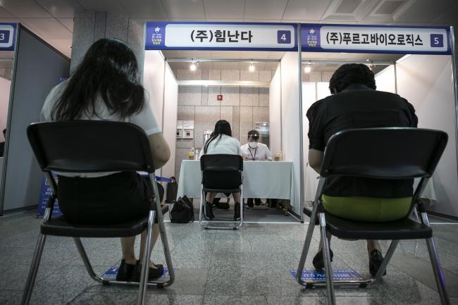 © Bloomberg. A job seeker participates in an interview at a job fair for youths organized by the Seongnam City government at Pangyo Techno Valley in Seongnam, South Korea, on Tuesday, July 6, 2021. South Korea came closer to recovering pre-pandemic employment as more people ventured out looking for jobs after the economy expanded at a faster pace than previously thought. Photographer: Jean Chung/Bloomberg