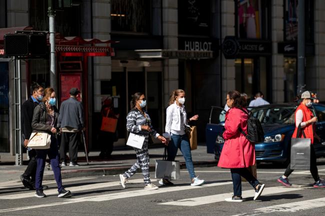 © Bloomberg. Pedestrians carry shopping bags in San Francisco, California, US, on Wednesday, June 1, 2022. US consumer confidence dropped in May to the lowest since February, underscoring the impact of decades-high inflation on Americans economic views. Photographer: David Paul Morris/Bloomberg