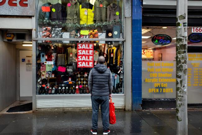 © Bloomberg. A shopper browses the window of a clothing store in Glasgow, U.K.