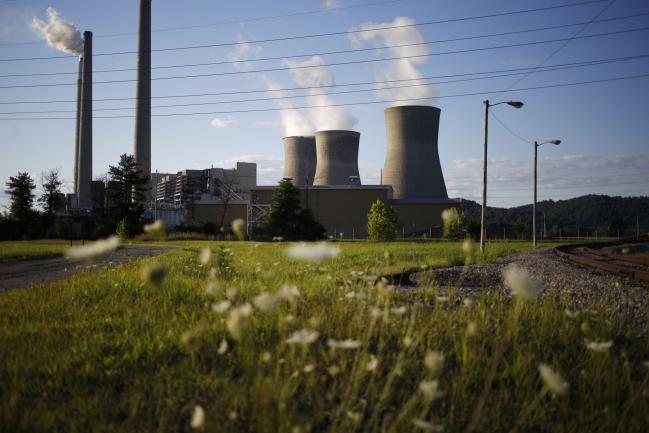 © Bloomberg. Emissions rise from the American Electric Power Co. (AEP) coal-fired John E. Amos Power Plant in Winfield, West Virginia, U.S., on Wednesday, July 18, 2018. American Electric Power Co., Duke Energy Corp., and others say they can't recoup money they spent to meet requirements to cut mercury and other air toxics from their facilities and therefore want the Environmental Protection Agency (EPA) to retain the Mercury and Air Toxics Standards (MATS) rule as is. Photographer: Luke Sharrett/Bloomberg