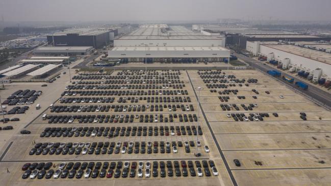 © Bloomberg. Vehicles in a lot at the Tesla Inc. Gigafactory in Shanghai, China, on Wednesday, June 15, 2022. Tesla has staged a remarkable comeback in terms of its production in China, with May output more than tripling despite the electric carmaker only recently getting its Shanghai factory back up to speed after the city’s punishing lockdowns.