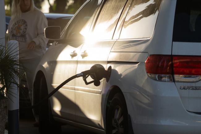 © Bloomberg. A driver refuels a minivan at a Shell gas station in La Jolla, California, U.S., on Thursday, Oct. 21, 2021. American drivers will continue to face historically high fuel prices as gasoline demand surged to the highest in more than a decade. Photographer: Bing Guan/Bloomberg