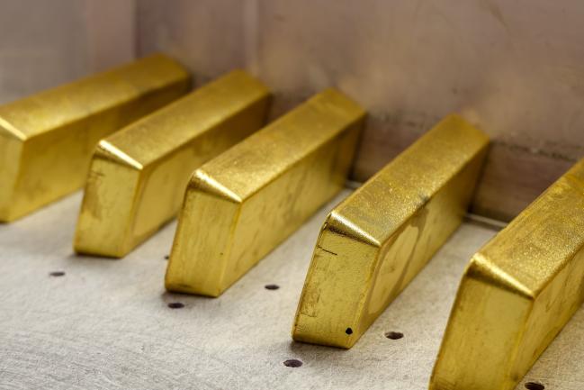 © Bloomberg. Freshly cast 12,5 kilogram gold ingots in the foundry at the JSC Krastsvetmet non-ferrous metals plant in Krasnoyarsk, Russia, on Monday, July 12, 2021. Gold headed for its second decline in three sessions as strength in the dollar and equities diminished demand for the metal as an alternative asset. Photographer: Andrey Rudakov/Bloomberg