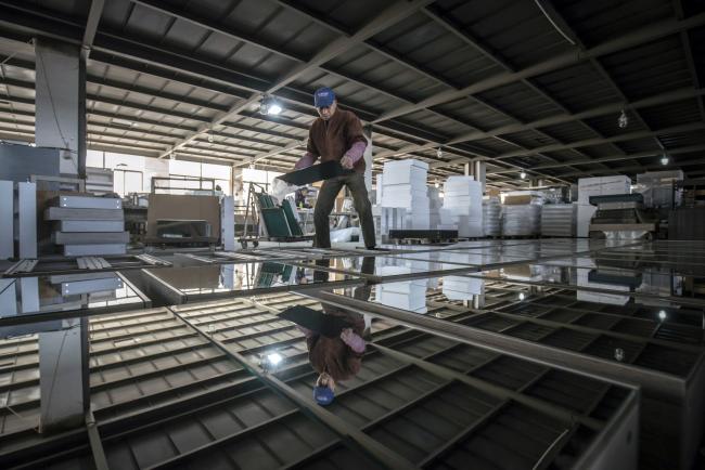 © Bloomberg. A worker assemble mirrors on cabinets at the Dicheng Technology Co. factory in Hangzhou, China, on Tuesday, Jan. 12, 2021. Dicheng exports bathroom cabinets to Latin America, Southeast Asia and the Middle East. Photographer: Qilai Shen/Bloomberg