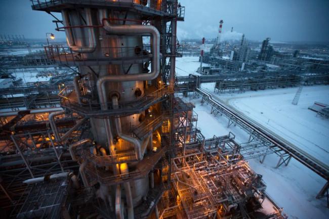 © Bloomberg. A petroleum cracking tower at a refinery in Nizhny Novgorod, Russia. Source:     
