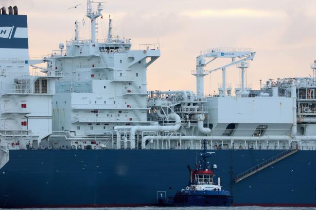 © Bloomberg. The Hoegh Esperanza LNG (FSRU) docking at the Wilhemshaven LNG Terminal in Wilhelmshaven, Germany, on, Dec. 15. Photographer: Liesa Johannssen/Bloomberg