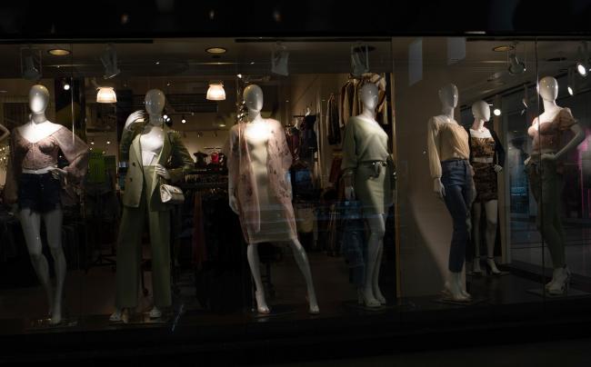 © Bloomberg. Mannequins in a store window at the Southland Center shopping mall in Taylor, Michigan. Photographer: Emily Elconin/Bloomberg