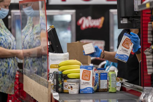 © Bloomberg. A customer checks out at a grocery store in San Francisco, California, U.S., on Thursday, Nov. 11, 2021. U.S. consumer prices rose last month at the fastest annual pace since 1990, cementing high inflation as a hallmark of the pandemic recovery and eroding spending power even as wages surge.