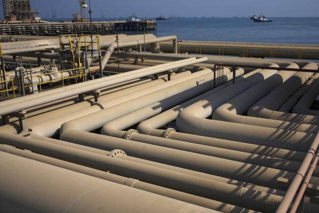 © Bloomberg. Oil pipelines sit on the quayside beside the Arabian Sea in Saudi Aramco's Ras Tanura oil refinery and oil terminal in Ras Tanura, Saudi Arabia. Photographer: Simon Dawson