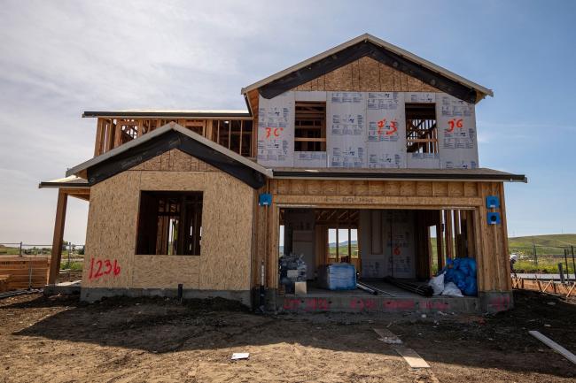 © Bloomberg. A house under construction in the Cielo at Sand Creek by Century Communities housing development in Antioch, California, U.S., on Thursday, March 31, 2022. U.S. home prices shows signs of becoming “unhinged from fundamentals” like they did in the housing bubble that preceded the 2008 crash, according to a blog post by the Dallas Federal Reserve bank.