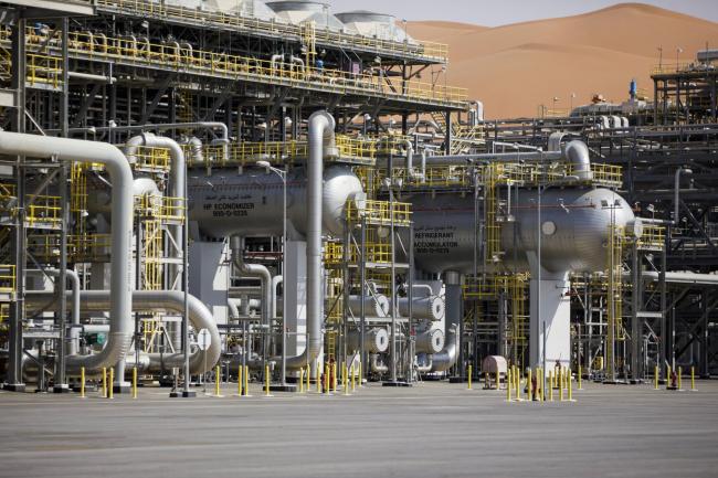 © Bloomberg. The Natural Gas Liquids (NGL) facility operates at Saudi Aramco's Shaybah oil field in the Rub' Al-Khali desert, also known as the 'Empty Quarter,' in Shaybah, Saudi Arabia, on Tuesday, Oct. 2, 2018. Saudi Arabia is seeking to transform its crude-dependent economy by developing new industries, and is pushing into petrochemicals as a way to earn more from its energy deposits.