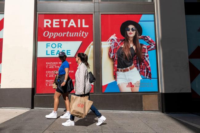 © Bloomberg. Pedestrians carry shopping bags in San Francisco, California, US, on Wednesday, June 1, 2022. US consumer confidence dropped in May to the lowest since February, underscoring the impact of decades-high inflation on Americans economic views.