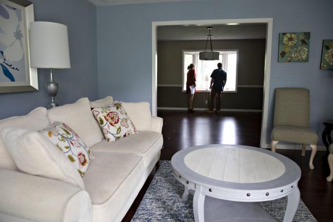 © Bloomberg. A real estate agent shows a prospective home buyer a house for sale in Peoria, Illinois.