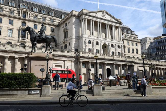 © Bloomberg. News broadcasters set up broadcast positions outside the Bank of England (BOE) ahead of the Monetary Policy Report news conference at the bank's headquarters in the City of London, UK, on Thursday, Aug. 4, 2022. Photographer: Hollie Adams/Bloomberg