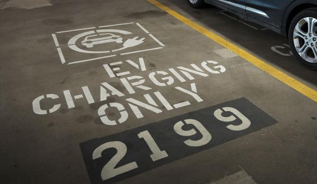 © Bloomberg. Electric vehicle parking spot in Washington, D.C. Photographer: Drew Angerer/Getty Images