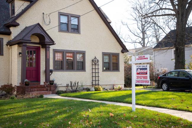 © Bloomberg. A pending home sale in Teaneck, New Jersey, US, on Thursday, Nov. 24, 2022. Real estate agents struggle to find listings as deals decline, mortgage rates remain high and signs point to leaner times ahead. Photographer: Yuvraj Khanna/Bloomberg