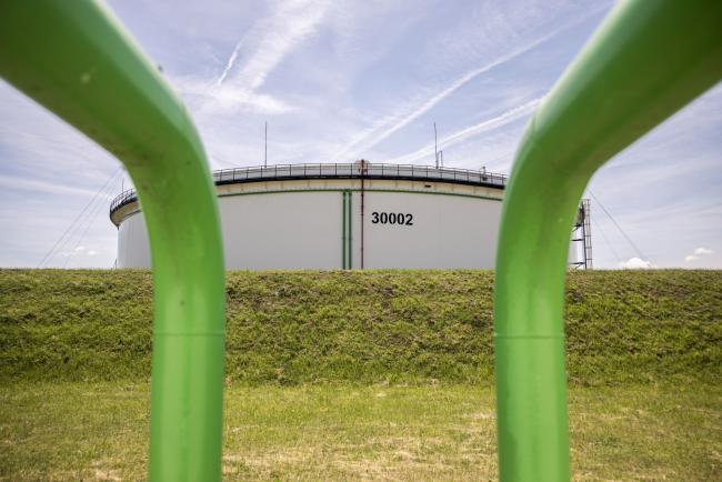 © Bloomberg. An oil storage tank beyond pipelines at the Duna oil refinery, operated by MOL Hungarian Oil & Gas Plc, in Szazhalombatta, Hungary, on Thursday, May 26, 2022. Hungarian Prime Minister Viktor Orban said there was no consensus among European Union leaders on banning Russian oil but signaled he was ready to agree if the bloc guarantees his country still receives the fuel via a pipeline and other measures in case that avenue is disrupted. Photographer: Akos Stiller/Bloomberg