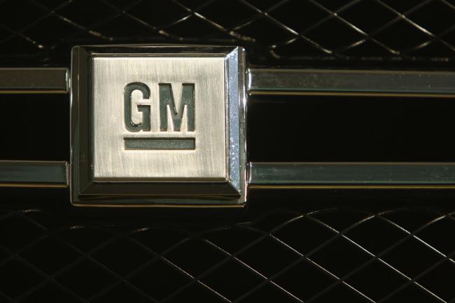 © Bloomberg. BERLIN - NOVEMBER 26: The logo of U.S. carmaker General Motors, or GM, is visible on the front grille of a GM Hydrogen 4 fuel cell-powered car at a presentation by Opel and GM on November 26, 2008 in Berlin, Germany. Opel, which is ownded by GM, has asked the German government for help in overcoming its difficulties resulting from the current financial crisis and the serious difficulties of GM. (Photo by Sean Gallup/Getty Images)