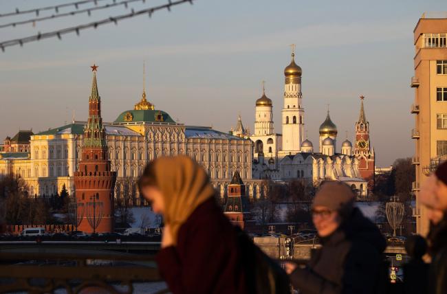 © Bloomberg. The Grand Kremlin palace, left, and the Cathedral of the Annunciation in Moscow, Russia, on Tuesday, Feb. 15, 2022. Russia announced the start of a pullback of some forces after drills that raised U.S. and European alarm about a possible military assault on Ukraine.