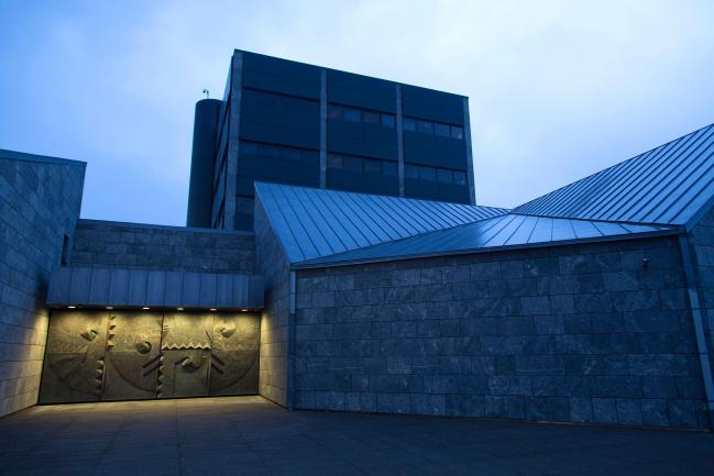 © Bloomberg. Security doors stand illuminated at night at the entrance to Iceland's central bank, or Sedlabanki Islands, in Reykjavik, Iceland, on Friday, Aug. 10, 2012. Iceland is betting its decision two years ago to force bondholders to pay for the banking system's collapse may help it rebound faster than Ireland. Photographer: Bloomberg/Bloomberg