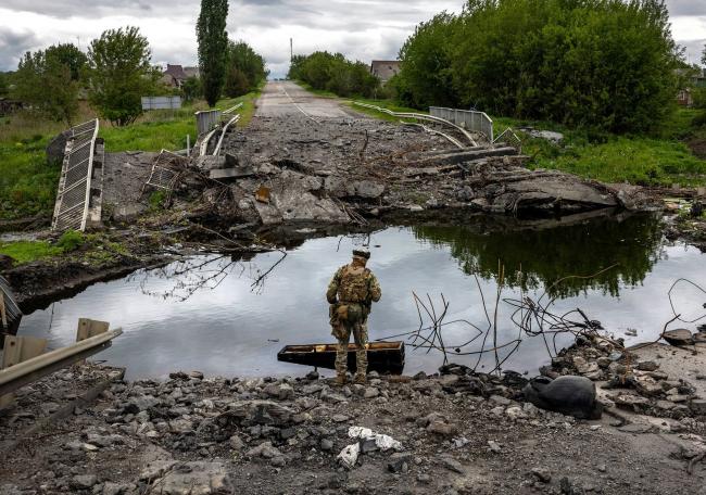 © Bloomberg. Ukrainian Territorial Defense soldiers patrol near the frontline near Ruska Lozova, Ukraine on May 22. 