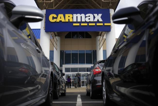 © Bloomberg. Customers shop for used vehicles at a CarMax dealership in Louisville, Kentucky, U.S., on Thursday, June 24, 2021. CarMax Inc, jumps 5.8% in premarket trading after it reported revenue for the first quarter that beat the average analyst estimate.