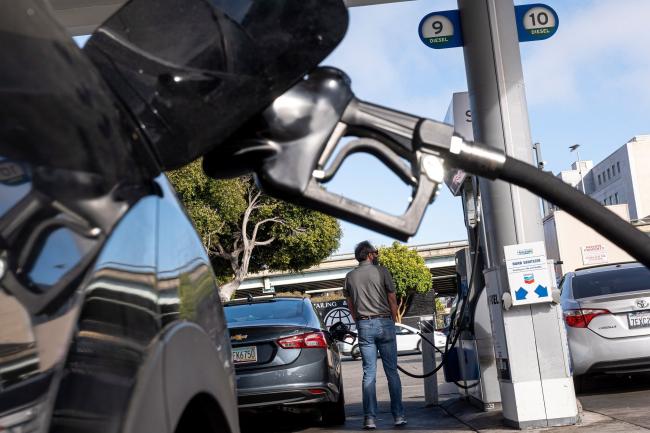 © Bloomberg. Customers refuel at a Chevron Corp. gas station in San Francisco, California, U.S., on Wednesday, July 7, 2021. The average price of gas nationwide has climbed to $3.13, a high for the year and up 40% since January 1, CBS News reports. Photographer: David Paul Morris/Bloomberg