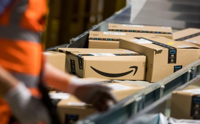© Bloomberg. Packages sit on a conveyor belt at an Amazon.com Inc. fulfilment center in Kegworth, U.K., on Monday, Oct. 12, 2020. Prime Day, a two-day shopping event Amazon unveiled in 2015 to boost sales during the summer lull, usually occurs in July, but this year got pushed to Oct. 13 in 19 countries, including Brazil, with over 1 million products for sale worldwide.
