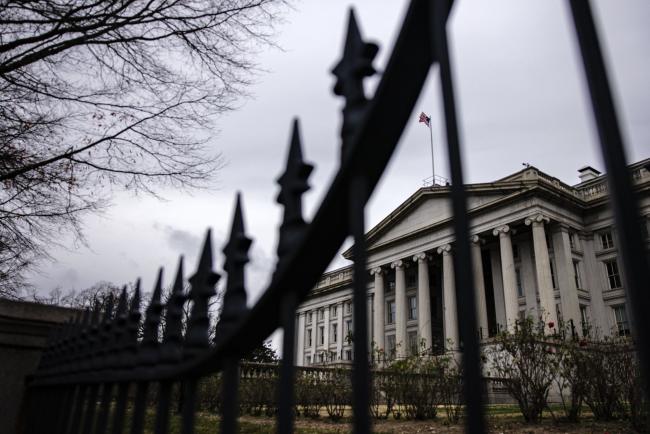 © Bloomberg. The U.S. Treasury building in Washington, D.C., U.S., on Sunday, Dec. 19, 2021. The Treasury's top official for financial oversight said government regulators need action from lawmakers to adequately protect investors, and the wider financial system, from risks posed by stablecoins.