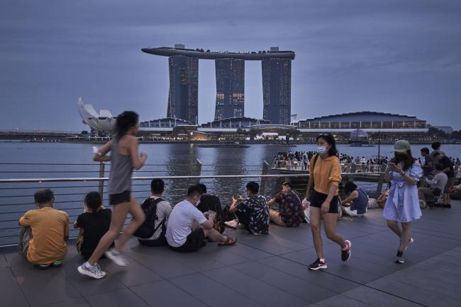 © Bloomberg. People by the Marina Bay Sands in Singapore, on Saturday, July 9, 2022. Singapore is scheduled to announce its second quarter advanced gross domestic product (GDP) estimate on July 14, 2022. Singapore is scheduled to release second quarter advance gross domestic product (GDP) estimates on July 14. Photographer: Lauryn Ishak/Bloomberg