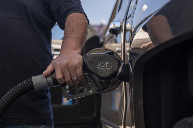 © Bloomberg. A driver refuels a vehicle at a gas station in Berkeley, California. Photographer: David Paul Morris/Bloomberg