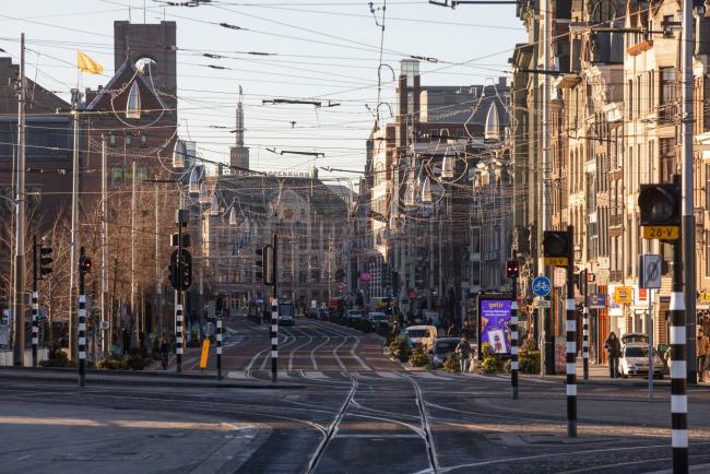 © Bloomberg. A quiet retail precinct during the introduction of lockdown measures in Amsterdam, on Dec. 21. Photographer: Peter Boer/Bloomberg