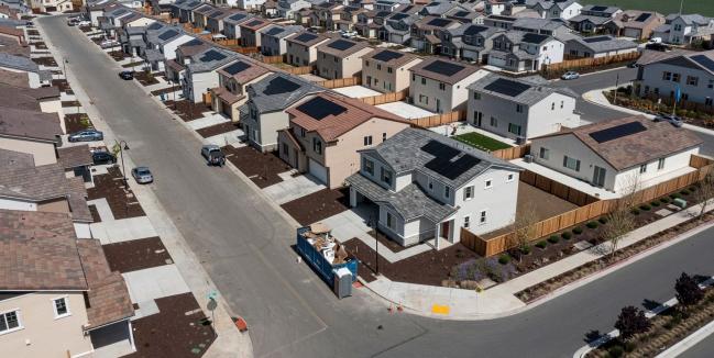 © Bloomberg. New homes at a housing development in Antioch, California.