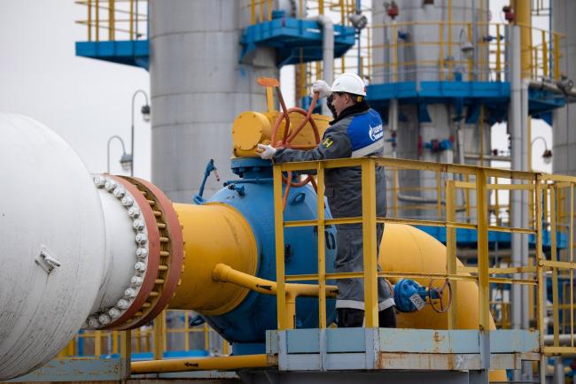 © Bloomberg. A worker turns a valve wheel at the Kasimovskoye underground gas storage facility, operated by Gazprom PJSC, in Kasimov, Russia, on Wednesday, Nov. 17, 2021. Russia signaled it has little appetite for increasing the natural gas it transits through other territories to Europe as the winter heating season gets underway.