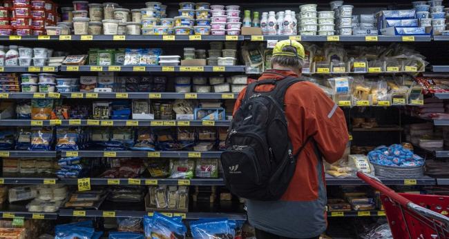 © Bloomberg. A shopper inside a grocery store in San Francisco, California.