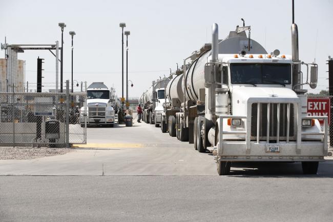 © Bloomberg. Raw crude oil is off-loaded from tanker trucks to be refined into gasoline at a Marathon Petroleum oil refinery during a driver shortage in Salt Lake City, Utah, U.S., on Thursday, July 15, 2021. Fuel-hauling companies that reduced staff during the pandemic are struggling to hire back drivers that found jobs elsewhere. Photographer: George Frey/Bloomberg