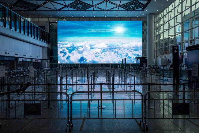 © Bloomberg. An empty area for passengers heading to quarantine in the arrival hall at Hong Kong International Airport.