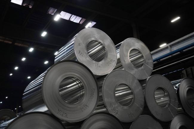 © Bloomberg. Rolls of sheet aluminum in a storage area at the Impol Seval AD Sevojno plant in Sevojno, Serbia, on Thursday, March 17, 2022. The cooling of metal markets contrasts with the sharp moves higher earlier this month, when both copper and aluminum touched new records. Photographer: Oliver Bunic/Bloomberg