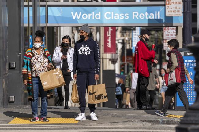 © Bloomberg. Pedestrians carry shopping bags in San Francisco, California, U.S., on Thursday, Sept. 16, 2021. Prices paid by U.S. consumers rose in August by less than forecast, snapping a string of hefty gains and suggesting that some of the upward pressure on inflation is beginning to wane. Photographer: David Paul Morris/Bloomberg