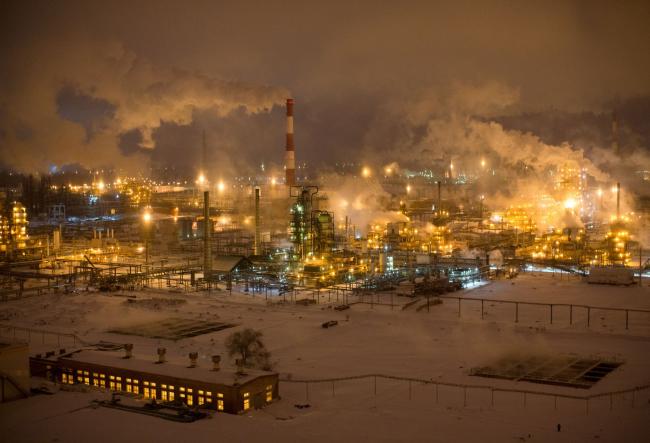 © Bloomberg. Lights illuminate the Novokuibyshevsk oil refinery plant, operated by Rosneft PJSC, in Novokuibyshevsk, Samara region, Russia.