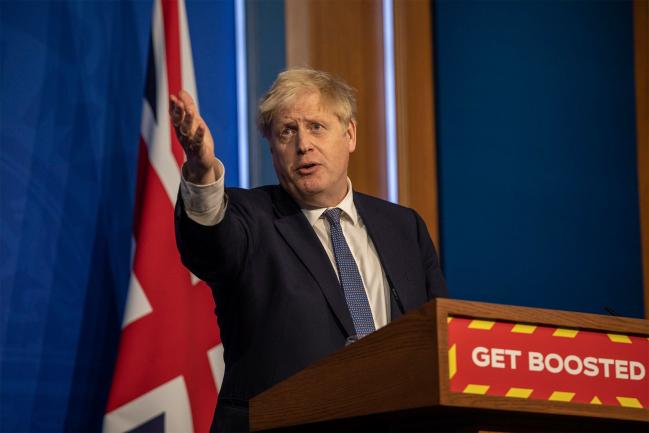 © Bloomberg. LONDON, ENGLAND - JANUARY 04: Britain's Prime Minister Boris Johnson gestures, during a coronavirus briefing at Downing Street on January 4, 2022 in London, England. The Prime Minister announced that around 100,000 critical workers would be set to take daily Covid tests in order to reduce the spread of the virus to colleagues. (Photo by Jack Hill - WPA Pool/Getty Images)