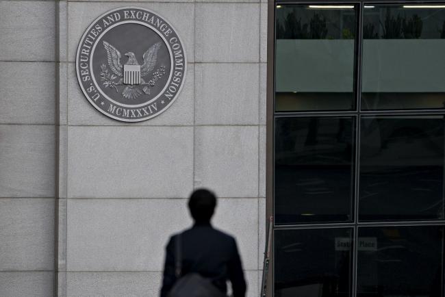 © Bloomberg. A pedestrian walks near the U.S. Securities and Exchange Commission headquarters in Washington, D.C., U.S., on Thursday, Jan. 2, 2020. The federal appeals court in Manhattan today said the government may pursue insider-trading charges under a newer securities-fraud law not subject to a key requirement of the statute prosecutors traditionally use. Photographer: Andrew Harrer/Bloomberg