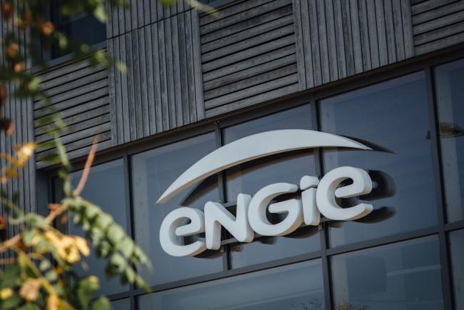 © Bloomberg. An Engie SA logo sits on display at the French energy giant’s Crigen gas, new energy and emerging technology research and development center in Stains, France, on Tuesday, Sept. 22, 2020. Veolia Environnement SA last month offered to buy 29.9% of Suez SA from French utility Engie for 2.9 billion euros ($3.4 billion), the first step to taking full control. Photographer: Cyril Marcilhacy/Bloomberg