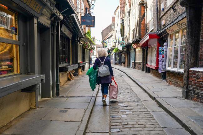 © Bloomberg. A shopper walks along the Shambles in York, UK, on Monday, June 20, 2022. On Wednesday, inflation is set to rocket to a new 40-year high with the cost of goods leaving factories already racing ahead at a double-digit pace.