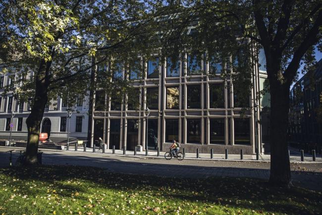 © Bloomberg. The Norges Bank building in Oslo, Norway, on Thursday, Oct. 21, 2021. Norway's $1.4 trillion sovereign wealth fund, the world's biggest, returned 0.1% in the third quarter, after its bonds and real estate holdings offset a slight decline in stock portfolio.