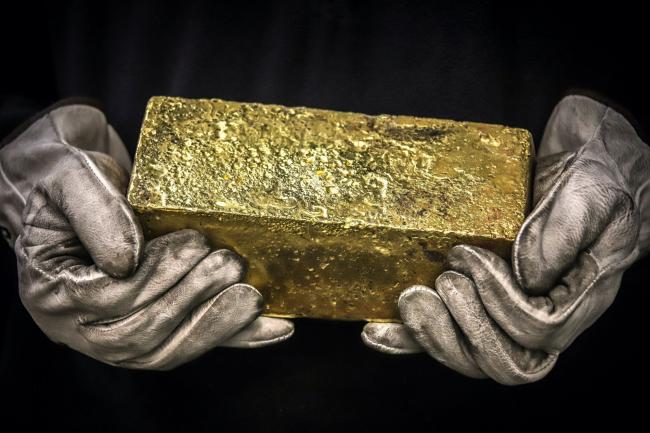© Bloomberg. A Twenty kilogram gold brick is handled by a worker at the ABC Refinery smelter in Sydney, New South Wales, Australia, on Thursday, July 2, 2020. Western investors piling into gold in the pandemic are more than making up for a collapse in demand for physical metal from traditional retail buyers in China and India, helping push prices to an eight-year high. Photographer: David Gray/Bloomberg