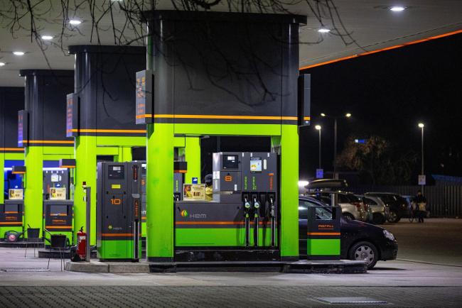 © Bloomberg. A customer refuels at an HEM gas station, operated by Deutsche Tamoil GmbH, in Berlin, Germany, on Tuesday, March 15, 2022. Germany's Finance Minister Christian Lindner and the FDP want to compel gas-station operators to cap pump prices and the government would then compensate them directly for the lost revenue, according to an FDP official who asked not to be identified discussing confidential information. Photographer: Krisztian Bocsi/Bloomberg