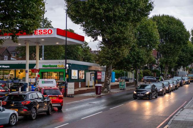 © Bloomberg. Motorists queue for fuel at an Esso petrol station in London, U.K., on Friday, Oct. 1, 2021. U.K. motorists will have to wait weeks for fuel supply to return to normal, prolonging a shortage that has caused chaos across the country. Photographer: Chris J. Ratcliffe/Bloomberg