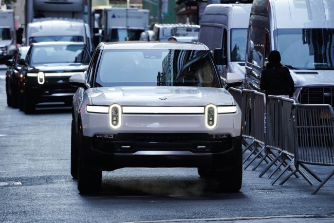 © Bloomberg. A Rivian R1T electric pickup truck during the company's IPO outside the Nasdaq MarketSite in New York, U.S., on Wednesday, Nov. 10, 2021. Electric vehicle-maker Rivian Automotive Inc. priced shares in its initial public offering at $78 apiece to raise about $11.9 billion, the biggest first-time share sale this year. Photographer: Bing Guan/Bloomberg